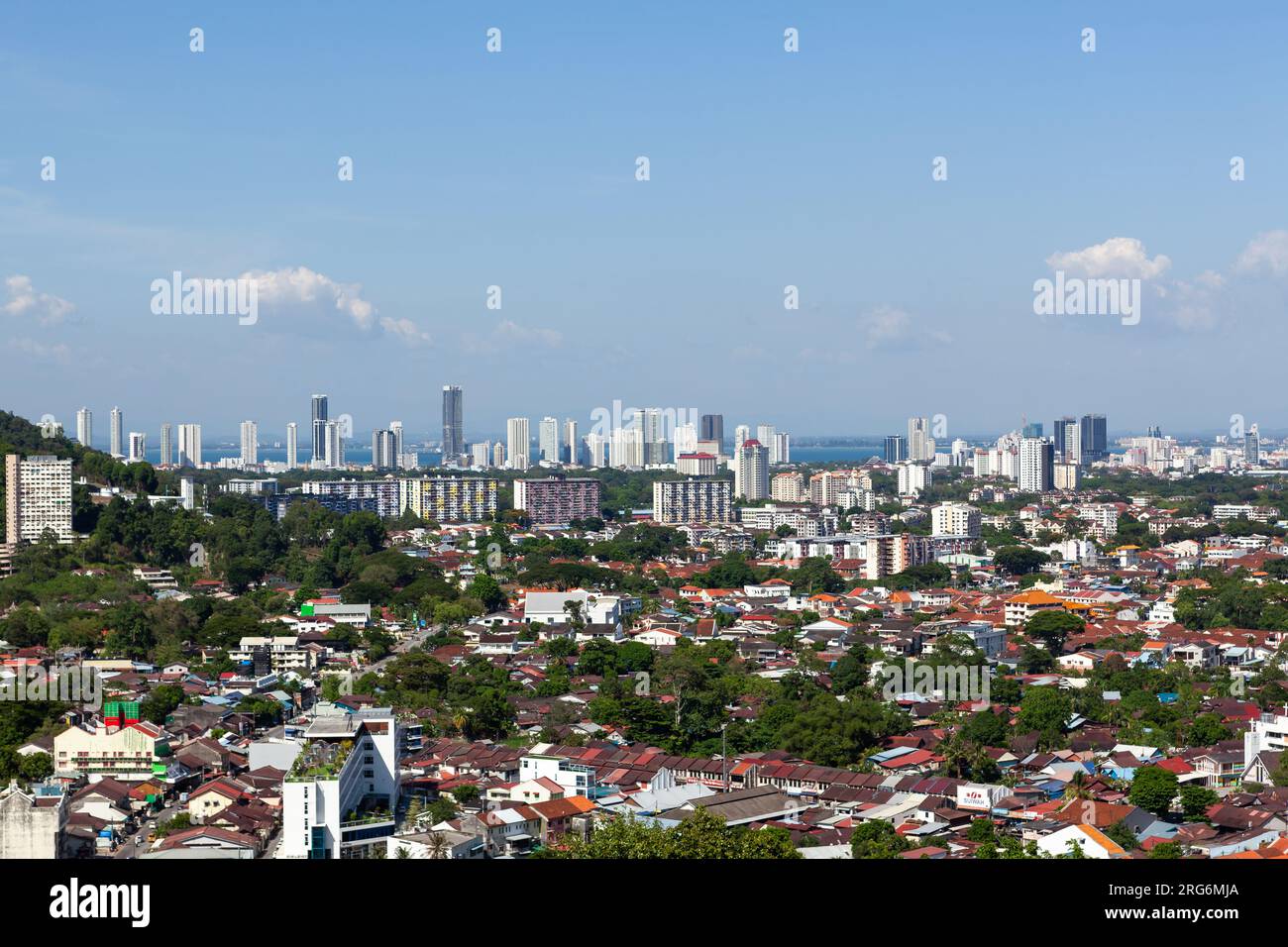 Gerogetown, Penang. Blick auf die Skyline der Stadt vom Kek Lok Si Tempel. Blick auf die Skyline von George Town an sonnigen Tagen. Stockfoto