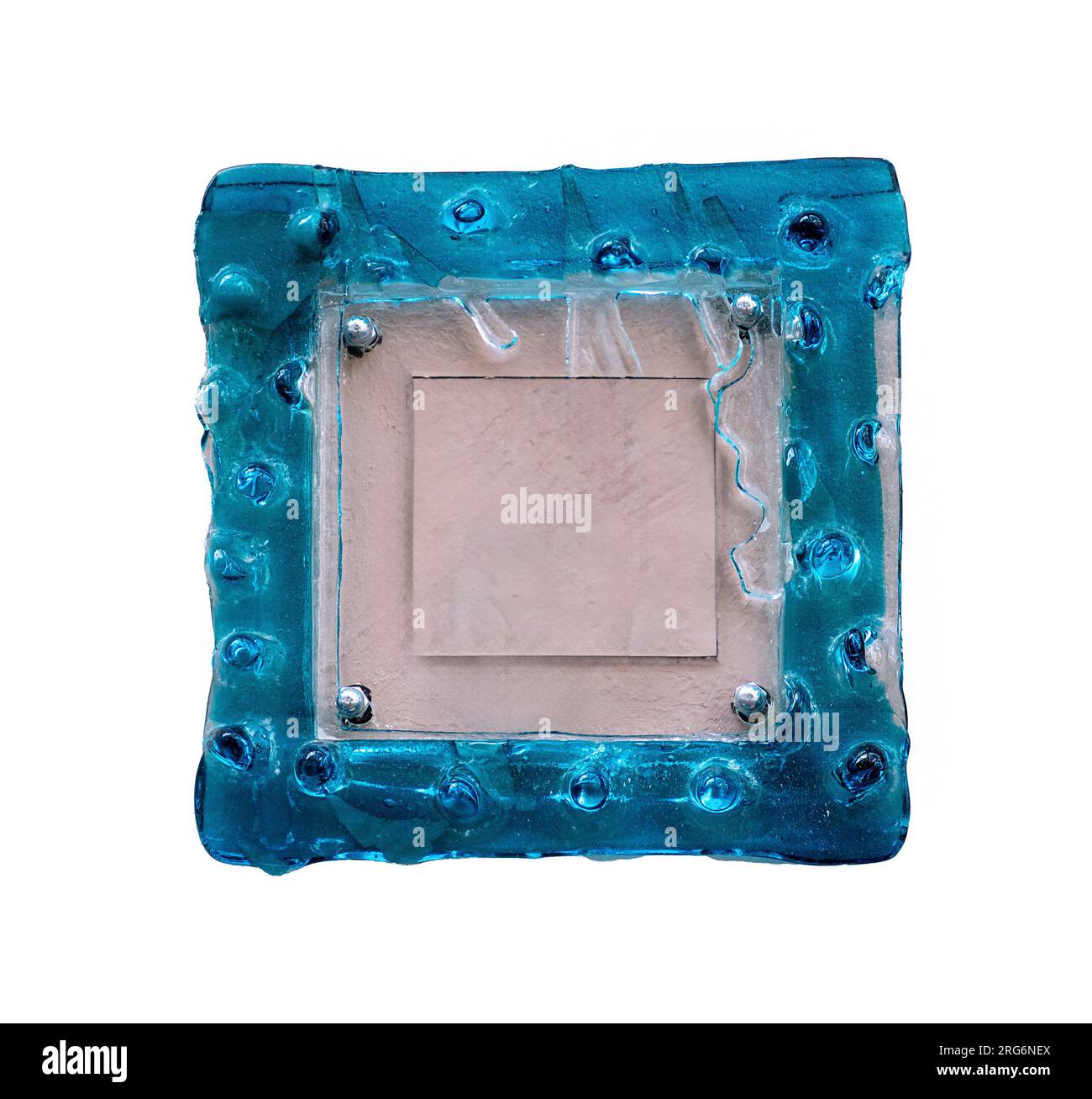 Quadratischer blauer Glasrahmen mit Rissen auf einer Oberfläche Stockfoto