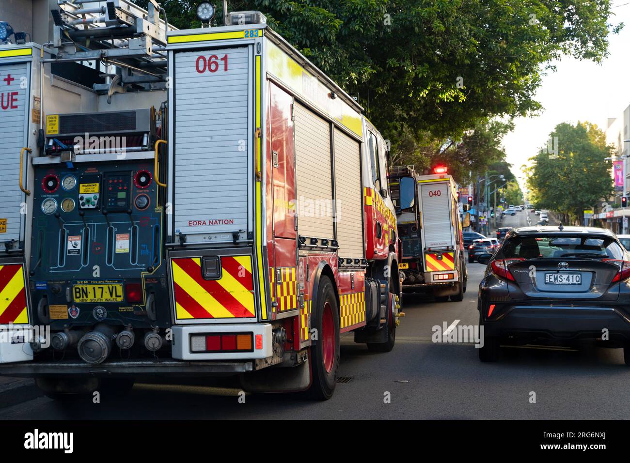 Feuerwehrwagen reagiert bei Feueralarm Stockfoto