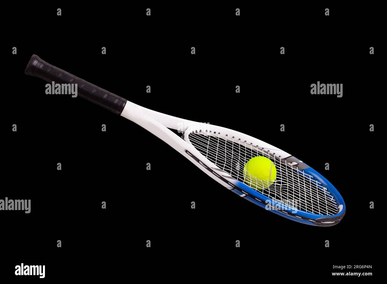 Tennisschläger mit Tennisball, der durch die Stiche geht, isoliert auf schwarzem Hintergrund Stockfoto