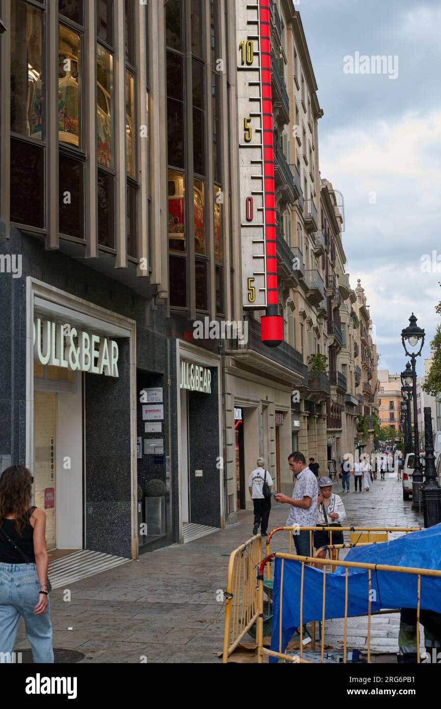 04.08.2023. Barcelona, ​​Spain, Portal del Angel im Bau, Menschen und Geschäfte geöffnet Stockfoto