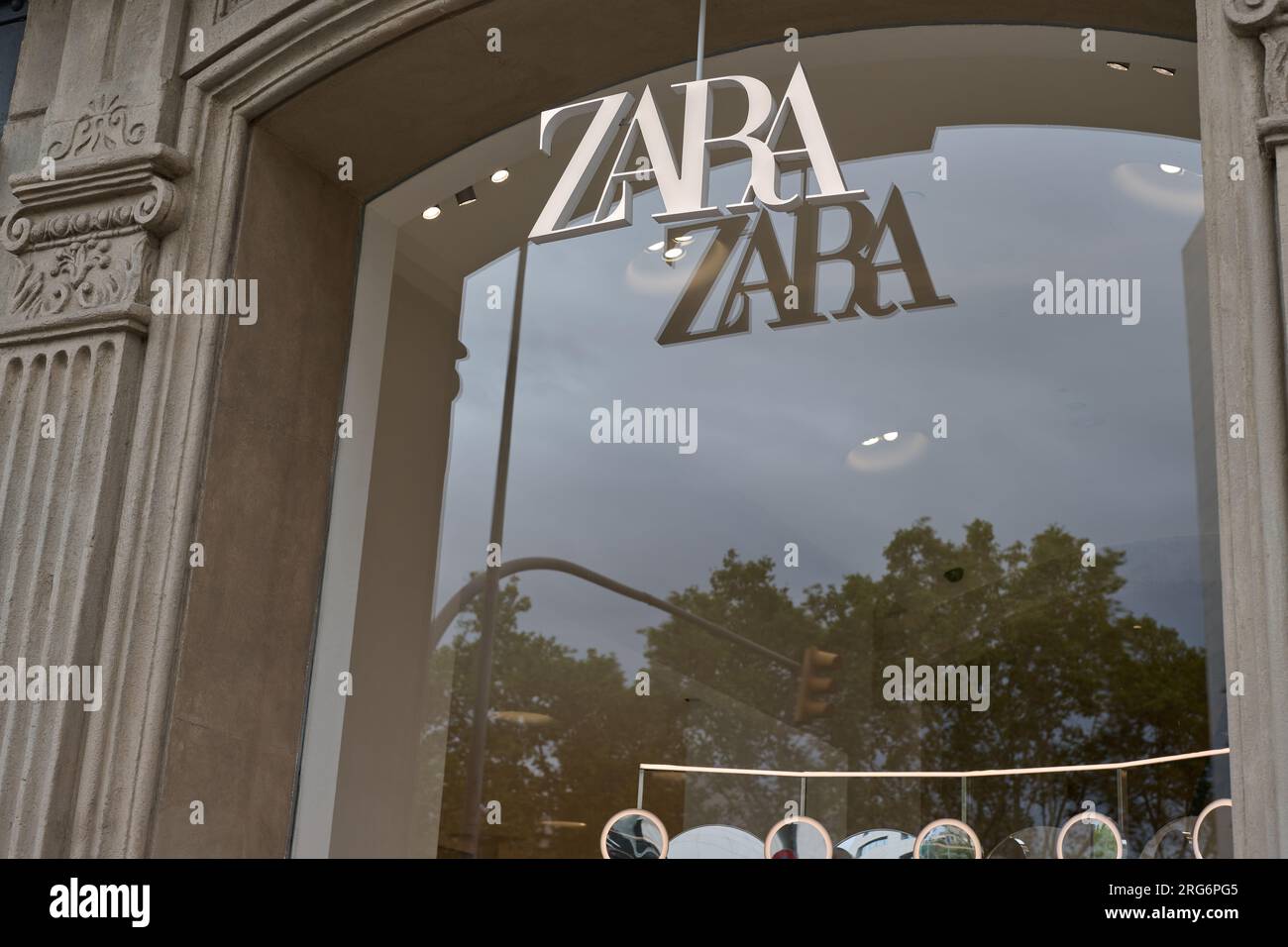 04.08.2023. Barcelona, ​​Spain, Zara Logo im Schaufenster des Passeig de Gracia Stores in Barcelona Stockfoto