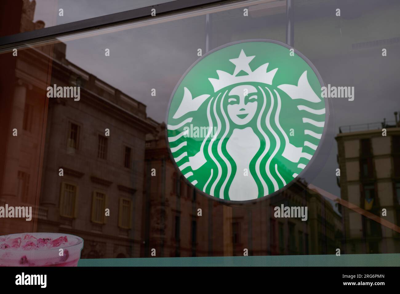 04.08.2023. Barcelona, ​​Spain, starbucks Logo befindet sich auf der rechten Seite direkt am Außenglas des Hotels Stockfoto