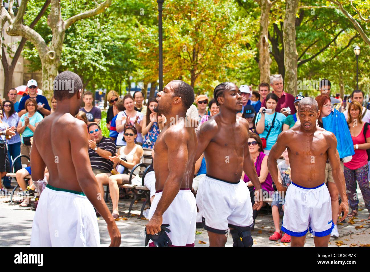 NEW YORK CITY – 9. JULI: Brems-Tänzerin bei einer Open-Air-Performance für Touristen im Battery Park am 9,2010. Juli in New York City. Sie bitten um eine Spende t Stockfoto