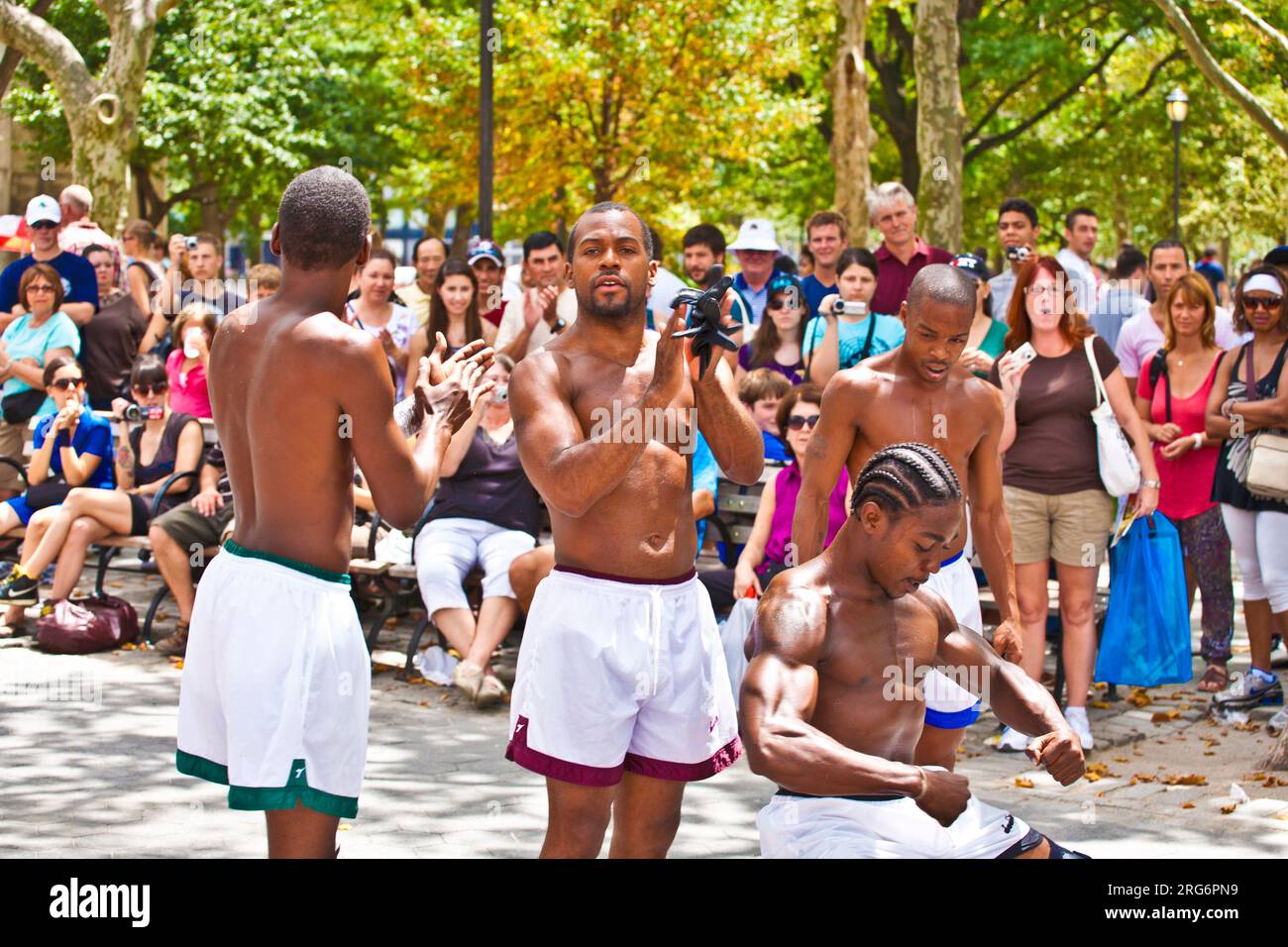 NEW YORK CITY – 9. JULI 2010: Brems-Tänzer bei einer Open-Air-Vorstellung für Touristen im Battery Park in New York City. Sie bitten um eine Spende, um sie zu verdienen Stockfoto