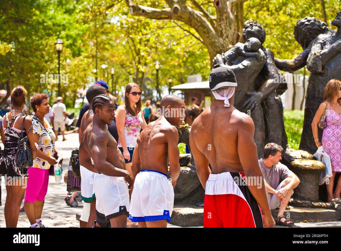 NEW YORK CITY – 9. JULI: Brems-Tänzerin bei einer Open-Air-Performance für Touristen im Battery Park am 9,2010. Juli in New York City. Sie bitten um eine Spende t Stockfoto