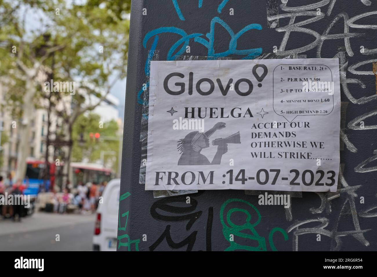 04.08.2023. Barcelona, ​​Spain, Poster mit den Daten des Streiks der Glovo-Arbeiter Stockfoto