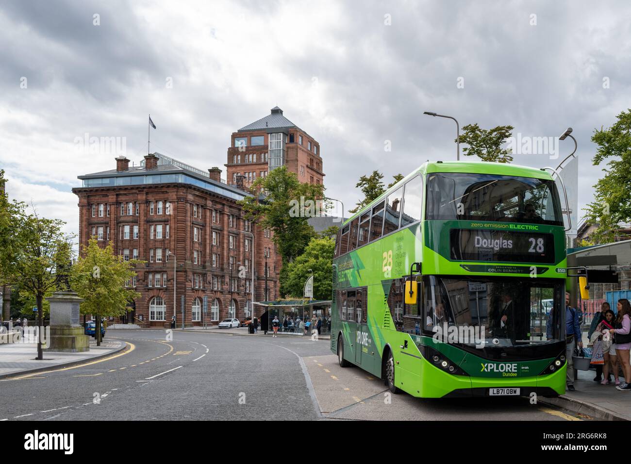 4. August 2023. Dundee, Tayside, Schottland. Das ist Albert Square in Dundee mit einem Elektrobus, der Passagiere abholt. Stockfoto