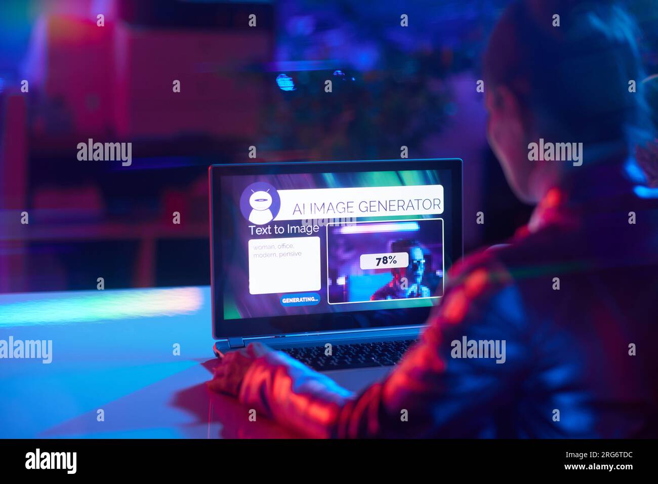 Von hinten gesehen, eine moderne Frau mit Laptop, die Text-zu-Bild-KI-Bildgenerator in einem modernen Büro verwendet. Stockfoto