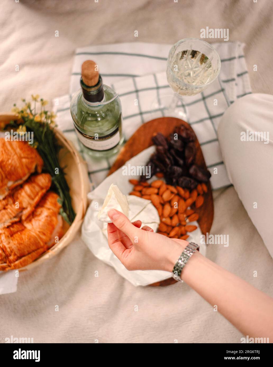 Picknick mit Wein und Croissant Stockfoto