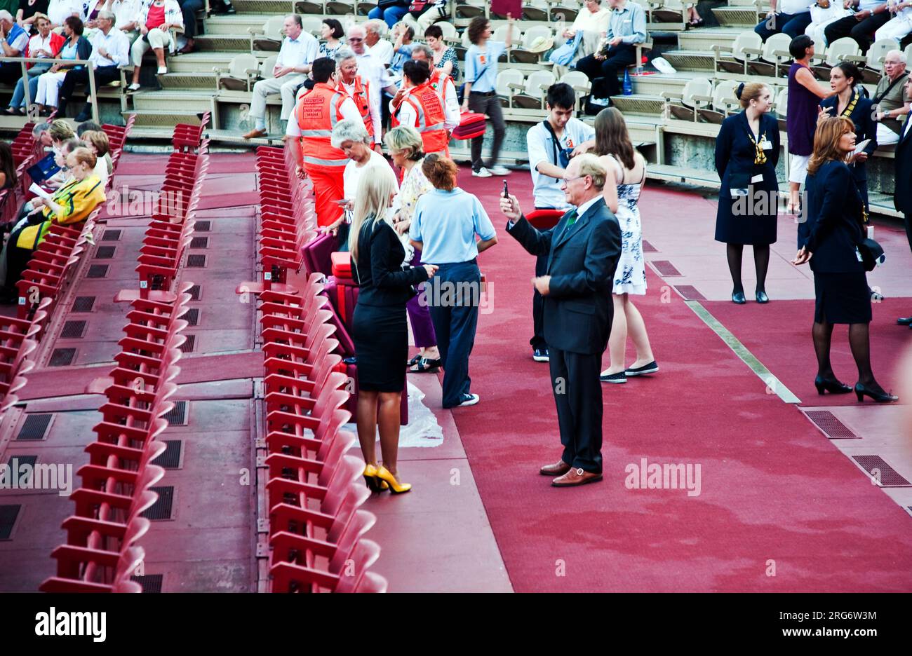 VERONA, ITALIEN - 05. August: Die Menschen beobachten die Eröffnung der Oper in der Arena von verona 05,2009. August, Verona, Italien. Stockfoto