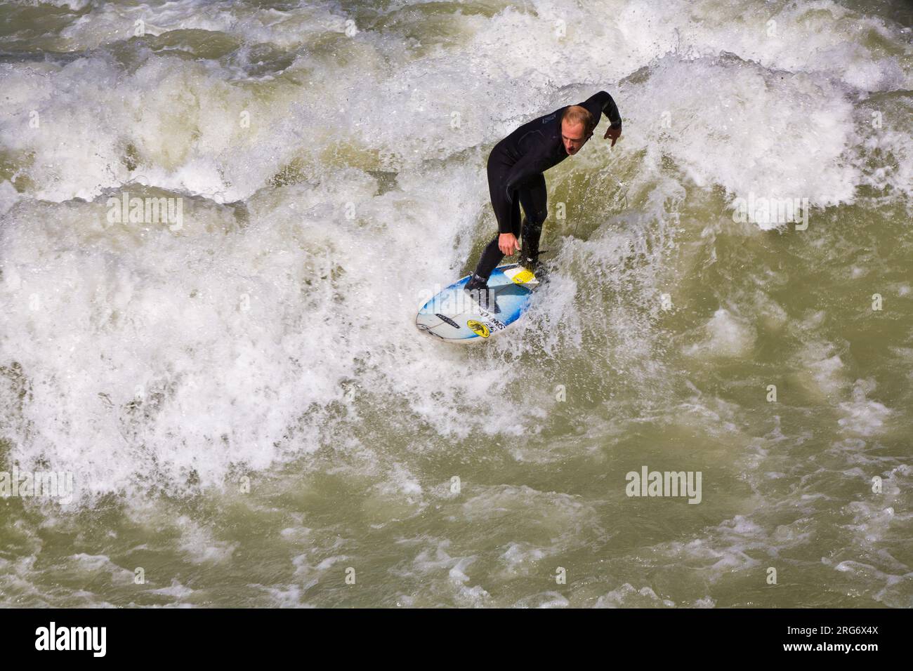 MÜNCHEN, DEUTSCHLAND - 07. APRIL: Surfer surft am Isar in riesigen Wellen zur Saisoneröffnung an der Wittelsbacher Brücke im Herzen Münchens am April Stockfoto