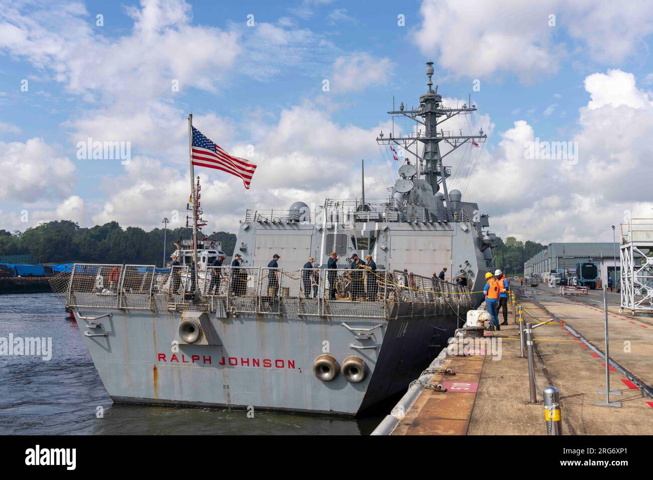 230804-N-JC800-2100 SINGAPUR (4. August 2023) der Arleigh-Burke-Klasse-geführte Raketenzerstörer USS Ralph Johnson (DDG 114) bereitet sich während eines regelmäßig geplanten Hafenbesuchs in Singapur auf die Anlegestelle bei Sembawang Naval Installation (SNI) vor. Befehlshaber der Logistikgruppe Westpazifik/Task Force 73 unterstützt stationierte Marinekräfte zusammen mit regionalen Verbündeten und Partnern, um Patrouillen im Indo-Pazifik aufrechtzuerhalten, an Marineübungen teilzunehmen und auf Naturkatastrophen zu reagieren. (Foto der US-Marine von Mass Communication Specialist 2. Class Heath Zeigler/veröffentlicht) Stockfoto