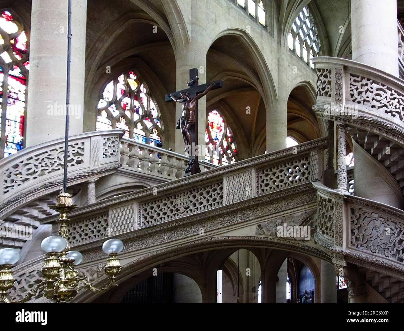 Das herrliche Innere der Kathedrale Notre-Dame, eines der berühmtesten Gebäude der Welt, eines der meistbesuchten Denkmäler in Paris (Frankreich) Stockfoto