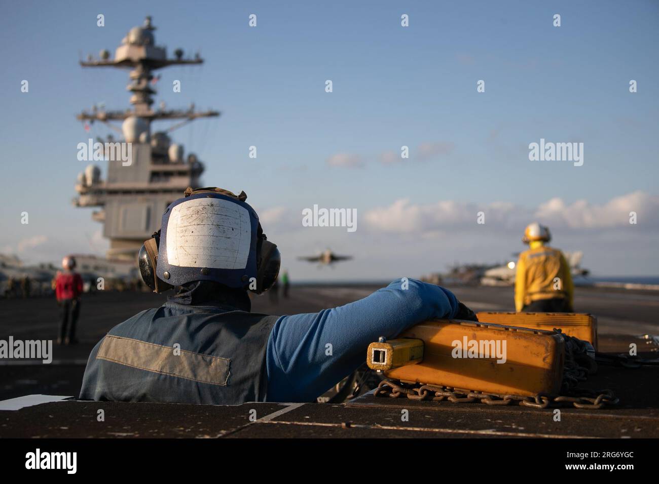Aviation Boatswain's Mate (Handling) Airman Cayden James, aus Columbia, South Carolina, der dem Flugdienst der USS Gerald R. Ford (CVN 78) zugewiesen ist, beobachtet den Flugbetrieb auf dem Flugdeck, 3. August 2023. Gerald R. Ford ist der neueste und fortschrittlichste Flugzeugträger der US Navy und stellt einen Generationssprung in der Fähigkeit der US Navy dar, Energie auf globaler Ebene zu projizieren. Die Gerald R. Ford Carrier Strike Group befindet sich auf einem geplanten Einsatz im Einsatzgebiet der US Naval Forces Europe, der von der US-Sechsten Flotte zur Verteidigung der Interessen der USA, Verbündeten und Partner eingesetzt wird. (Foto der US-Marine Stockfoto