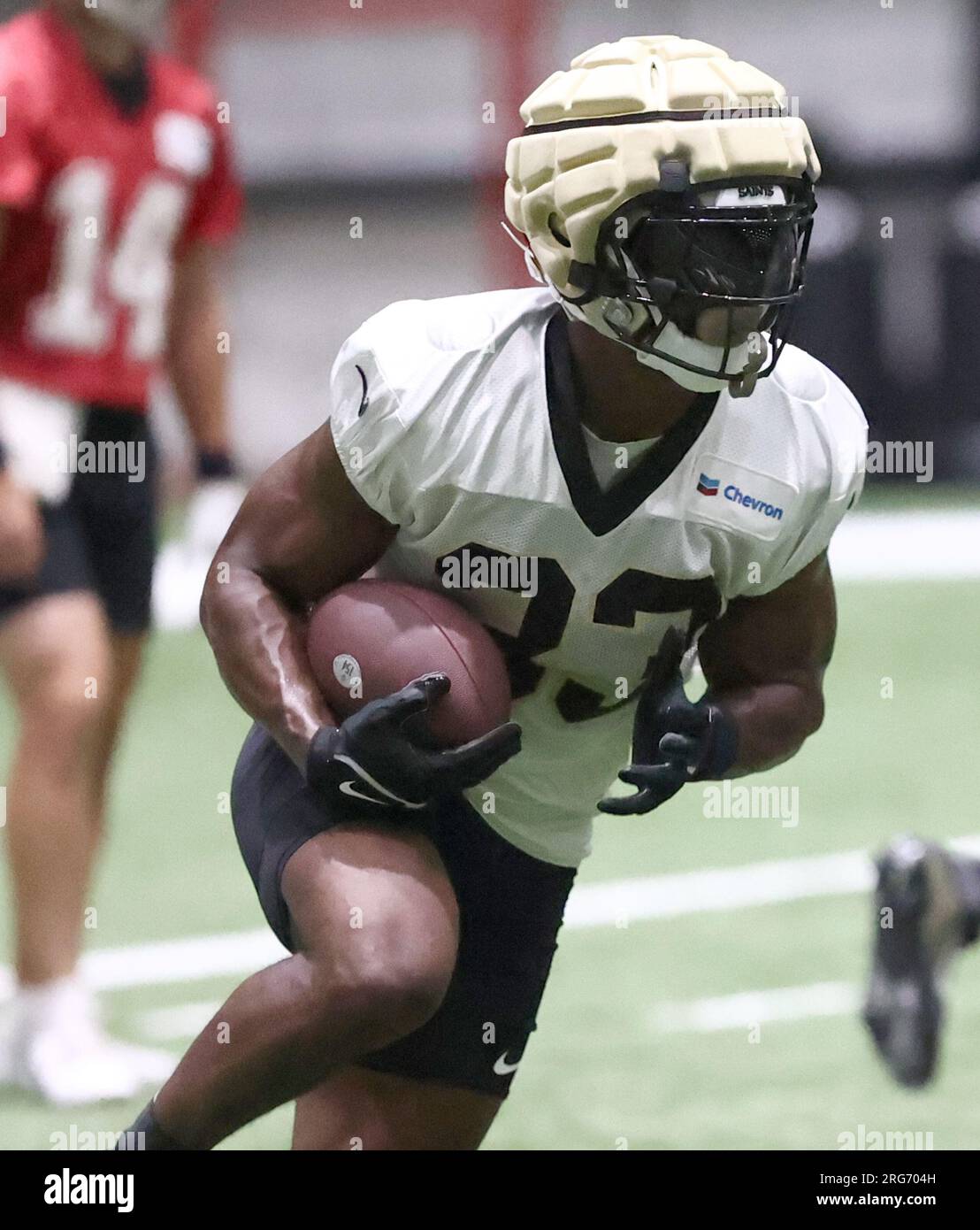 Metairie, USA. 07. Aug. 2023. Running Back Kirk Merritt (33) läuft am Montag, den 7. August 2023 während des Trainingslagers der New Orleans Saints im Ochsner Sports Performance Center Indoor Facility in Metairie, Louisiana. (Foto: Peter G. Forest/Sipa USA) Kredit: SIPA USA/Alamy Live News Stockfoto