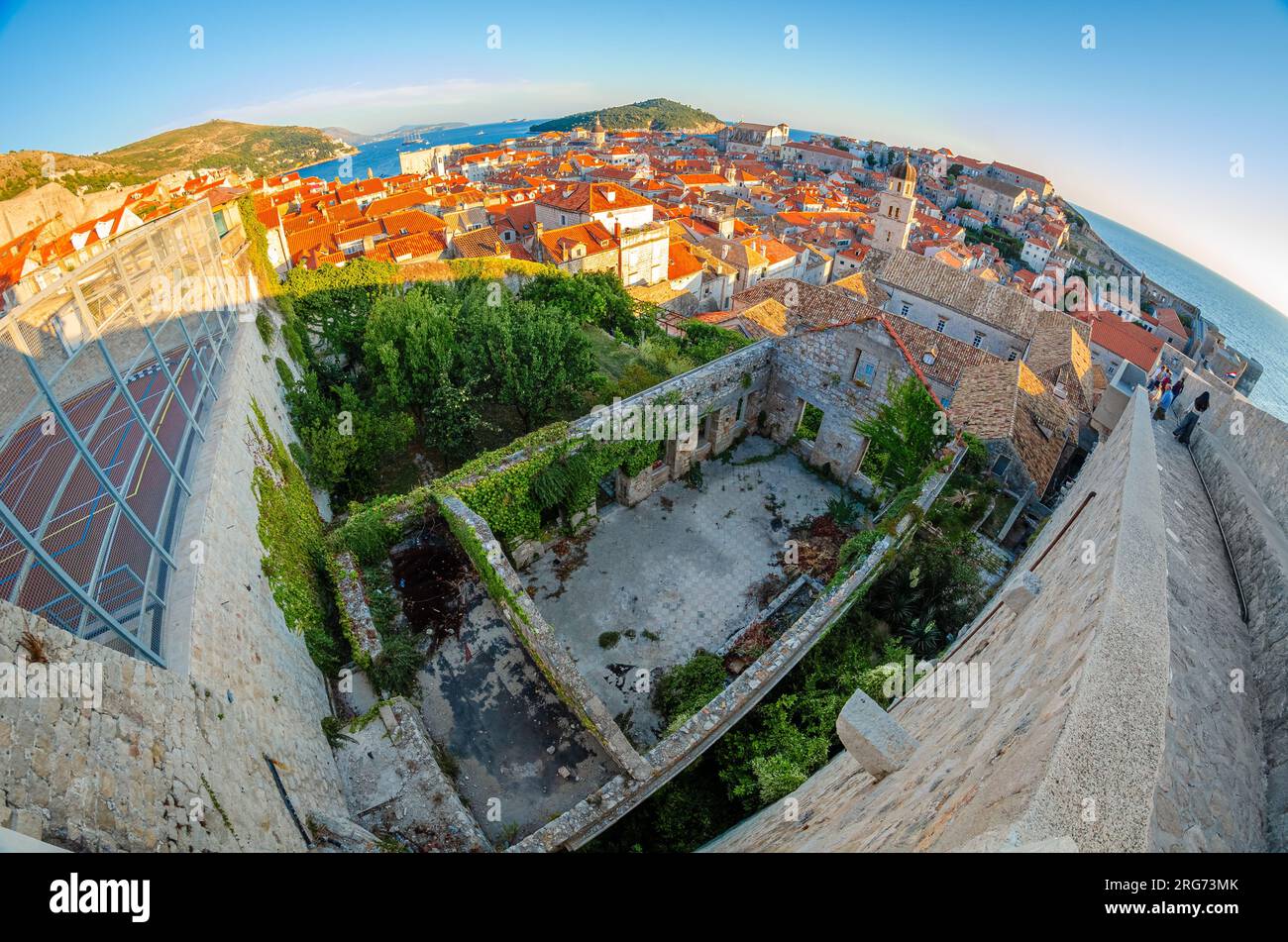 Dubrovnik, Kroatien - September 22. 2015 - Blick aus der Fischperspektive auf die Altstadt von Dubrovnik von den Stadtmauern, Dubrovnik, Kroatien. Stockfoto