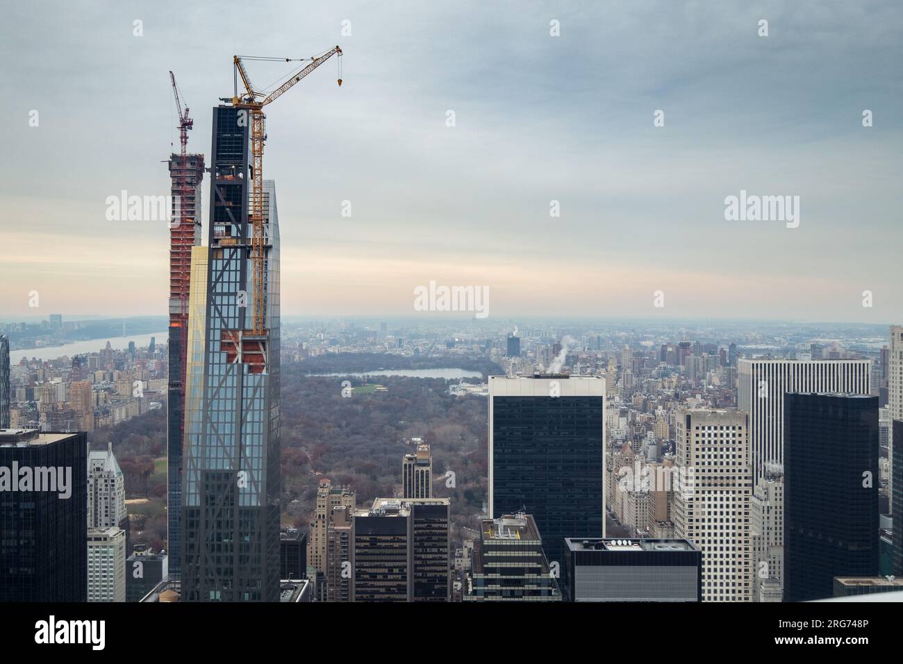 Blick auf die Skyline von New York mit einigen im Bau befindlichen Gebäuden und dem Central Park im Hintergrund Stockfoto