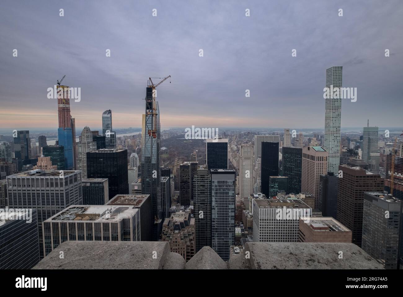 Blick auf die Skyline von New York mit einigen im Bau befindlichen Gebäuden und dem Central Park im Hintergrund Stockfoto