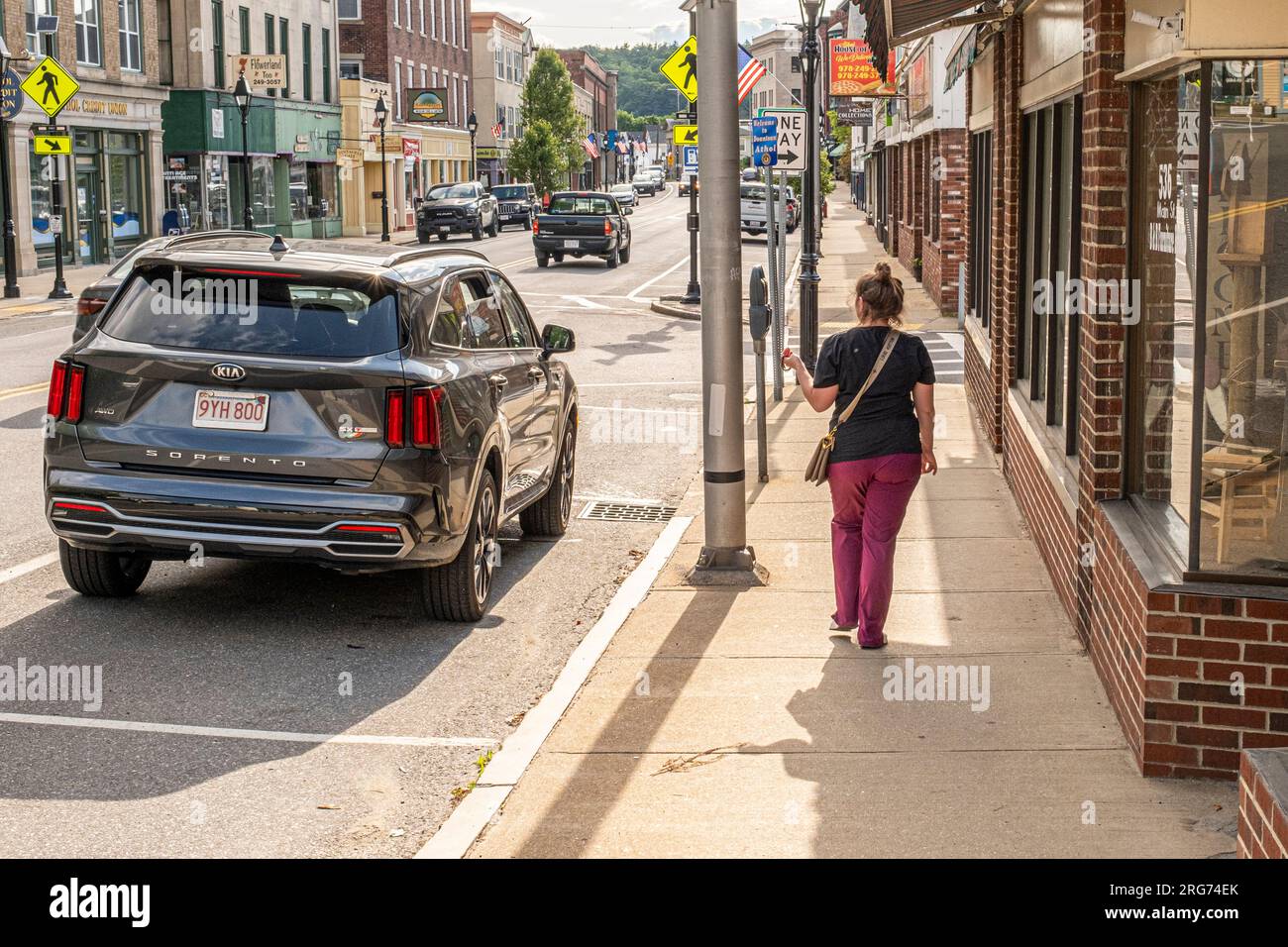 Eine Frau, die auf der Main Street in Athol, Massachusetts, spaziert Stockfoto