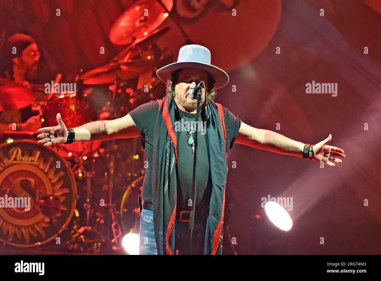 Sitges, Spanien. 07. Aug. 2023. Der italienische Sänger Zucchero Fornaciari tritt in Sitges beim Festival Jardins de Terramar vor 1200 Personen auf. Adelmo Fornaciari, besser bekannt unter seinem Bühnennamen Zucchero oder Zucchero Fornaciari (Reggio Emilia, Italien, 24. Oktober 1955), ist ein italienischer Sänger, Musiker und internationaler Künstler. Kredit: SOPA Images Limited/Alamy Live News Stockfoto