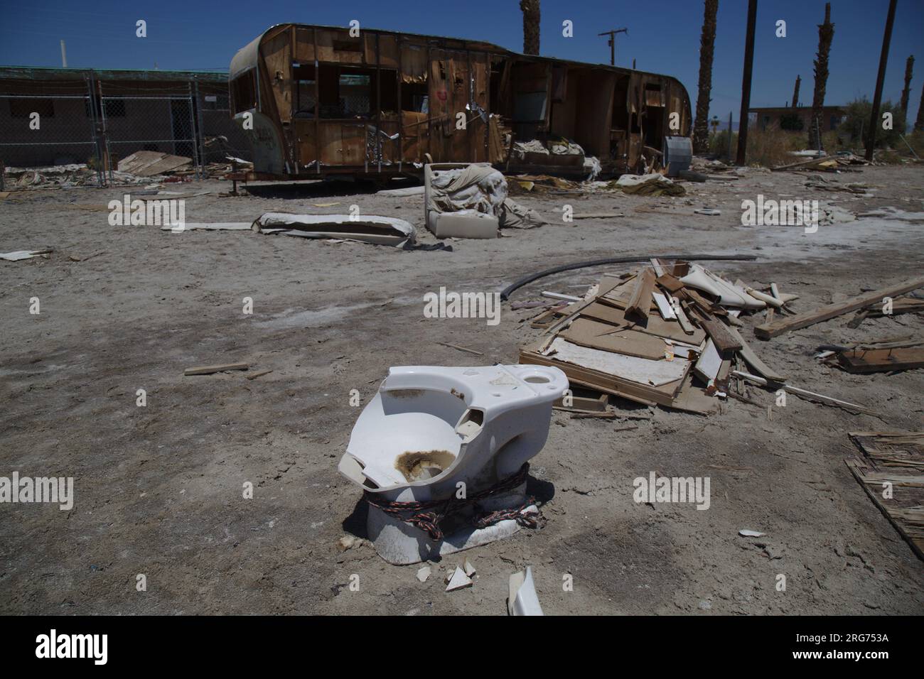 Verlor 2015 eine kaputte, dreckige Toilette und einen dreckigen Wohnwagen in Salton Sea California. Stockfoto