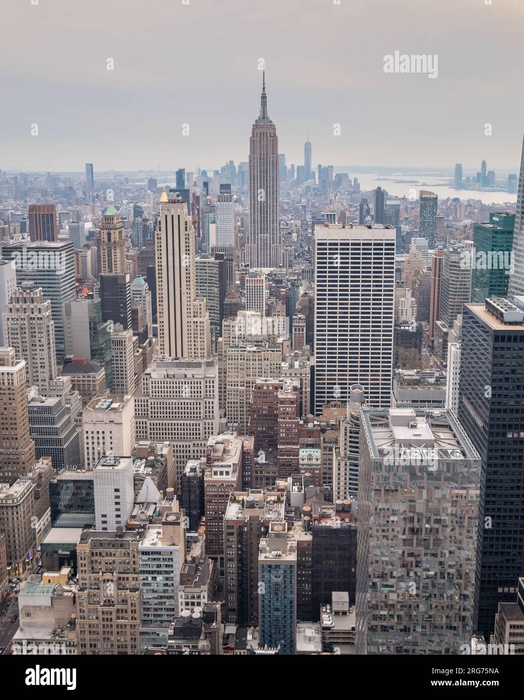 Klassischer Blick von der Spitze des Top of the Rock-Gebäudes in Richtung Süden der Insel Manhattan Stockfoto