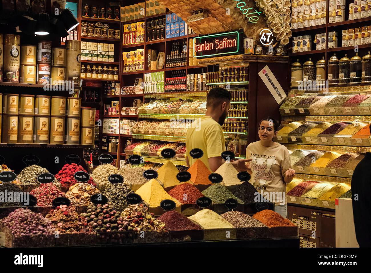 Istanbul, Türkei, Türkiye im Gewürzmarkt, Shop mit Gewürzen, Süßigkeiten und getrockneten Früchten. Stockfoto