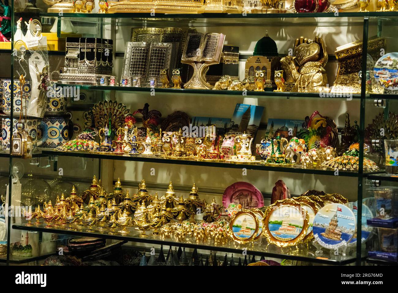 Istanbul, Türkei, Türkiye im Gewürzmarkt, verschiedene Schmuckstücke und Souvenirs zum Verkauf. Stockfoto
