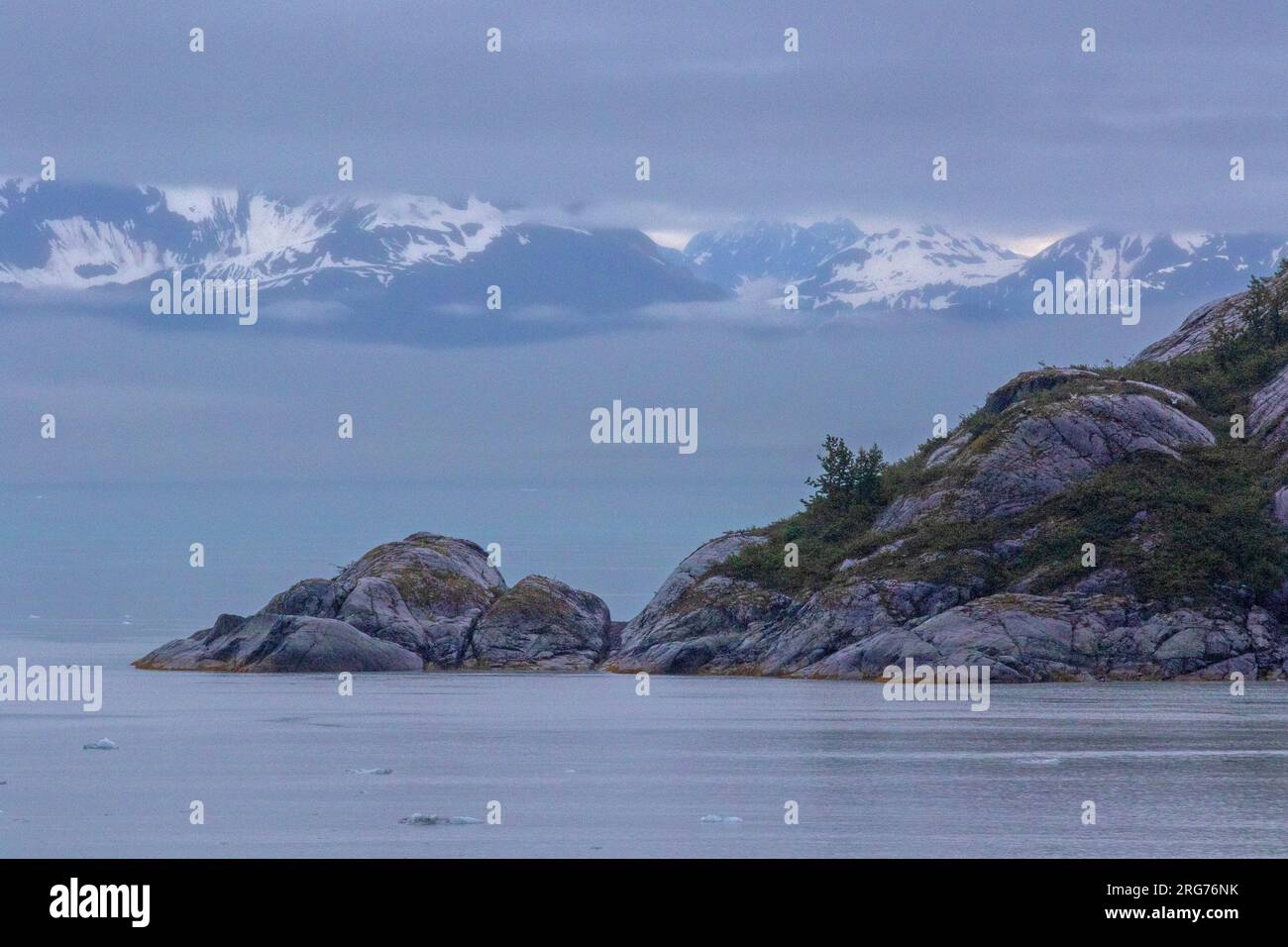 Berge, die durch die Wolken in Glacier Bay blicken Stockfoto
