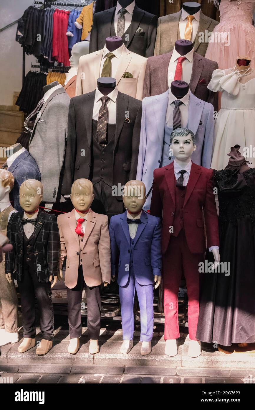 Istanbul, Türkei, Türkiye. Im Grand Bazaar, Bekleidungsgeschäft für Herren und Jungen. Stockfoto