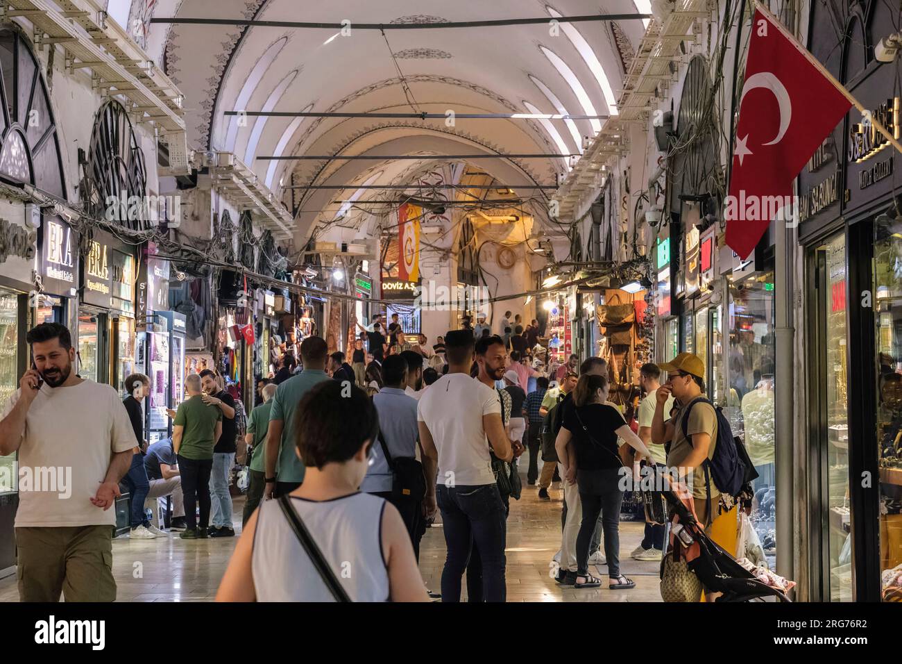 Istanbul, Türkei, Türkiye. Straßenszene im Großen Basar. Stockfoto