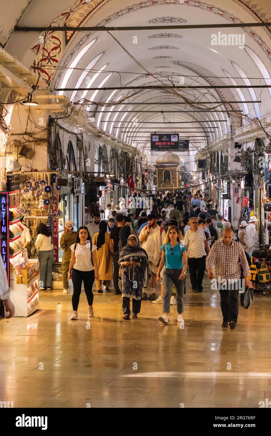 Istanbul, Türkei, Türkiye. Straßenszene im Großen Basar. Stockfoto