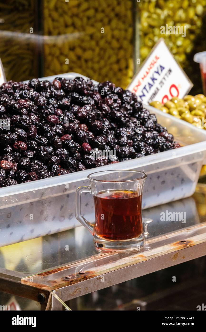 Istanbul, Türkei, Türkiye. Uskudar-Anbieter: Tee und Oliven. Stockfoto