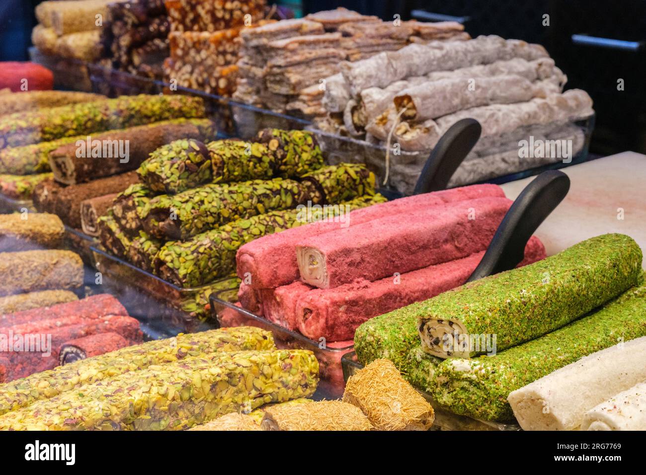 Istanbul, Türkei, Türkiye. Istiklal Street, MADO Baklava Süßigkeiten und Gebäck. Stockfoto
