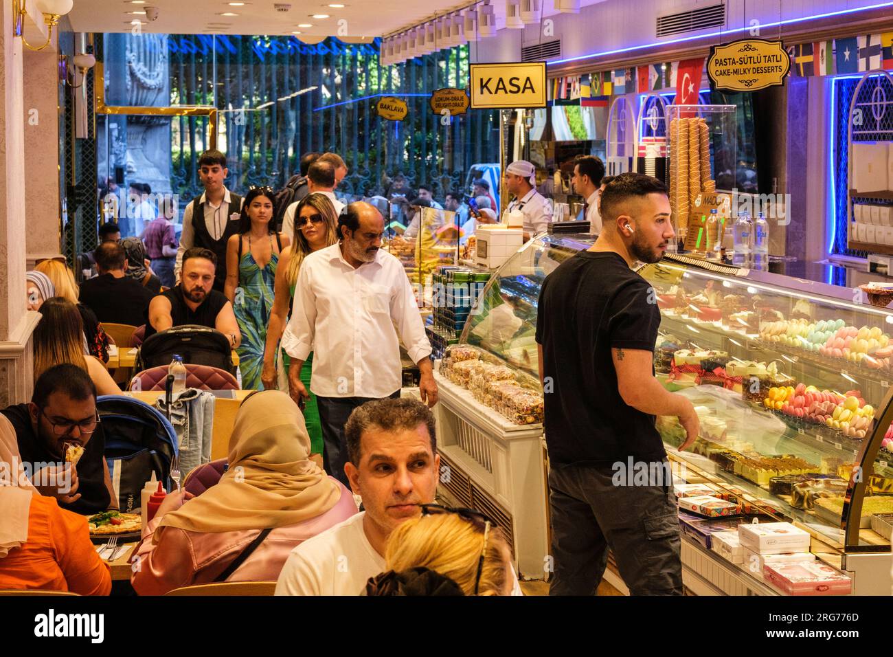 Istanbul, Türkei, Türkiye. Istiklal Street, MADO Coffee Shop für Baklava, Gebäck und Süßigkeiten. Stockfoto