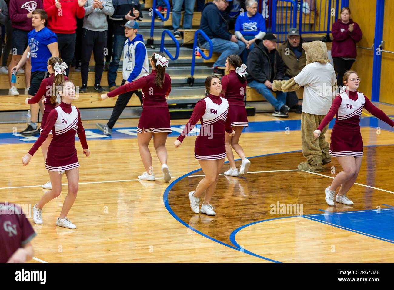 Die Cheerleader und das Maskottchen der Central Noble High School führen während eines Spiels in North Judson, Indiana, USA, eine Routine auf. Stockfoto