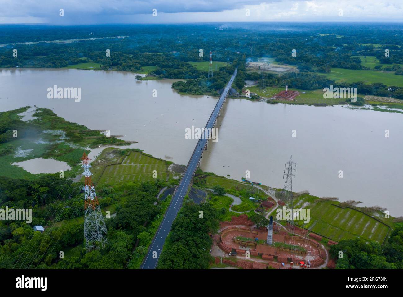 Vogelperspektive auf die Birsrestha Captain Mohiuddin Jahangir Brücke über den Sugandha River bei Babuganj Upazilas Doarika im Barisal District. Es war eingebaut Stockfoto