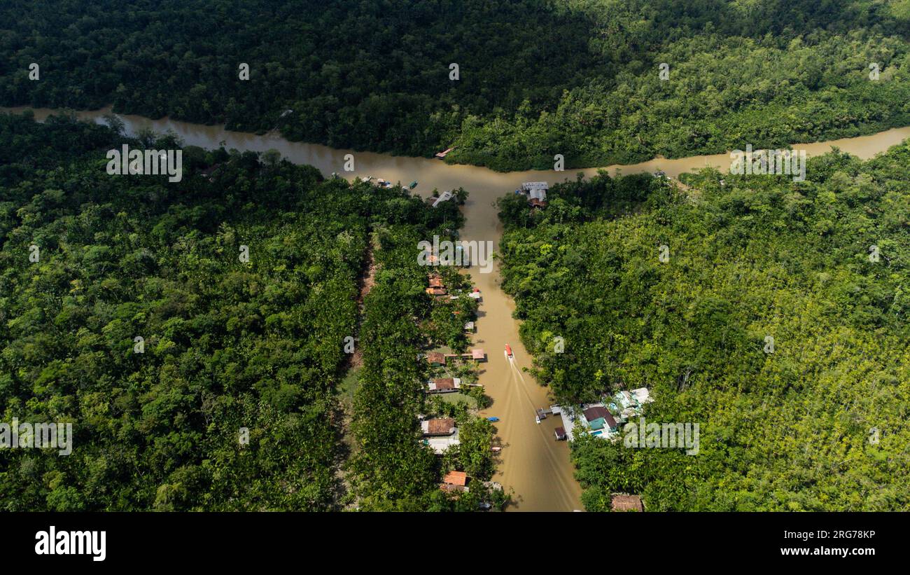 Belem, Brasilien. 07. Aug. 2023. Blick auf den Fluss Guama und die Insel Combu im Regenwald des Amazonas. Die Menschen leben am Ufer von Guama in hölzernen Hütten, die als „Palafitas“ bekannt sind. Dort leben sie vom Verkauf der Früchte der Kohlpalme, von Kakao, Fisch und vom Tourismus. Ab Dienstag werden die Staats- und Regierungschefs der südamerikanischen Amazonasländer über den Schutz des Regenwaldes in Belem, Brasilien, diskutieren. Kredit: Filipe Bispo Vale/dpa/Alamy Live News Stockfoto