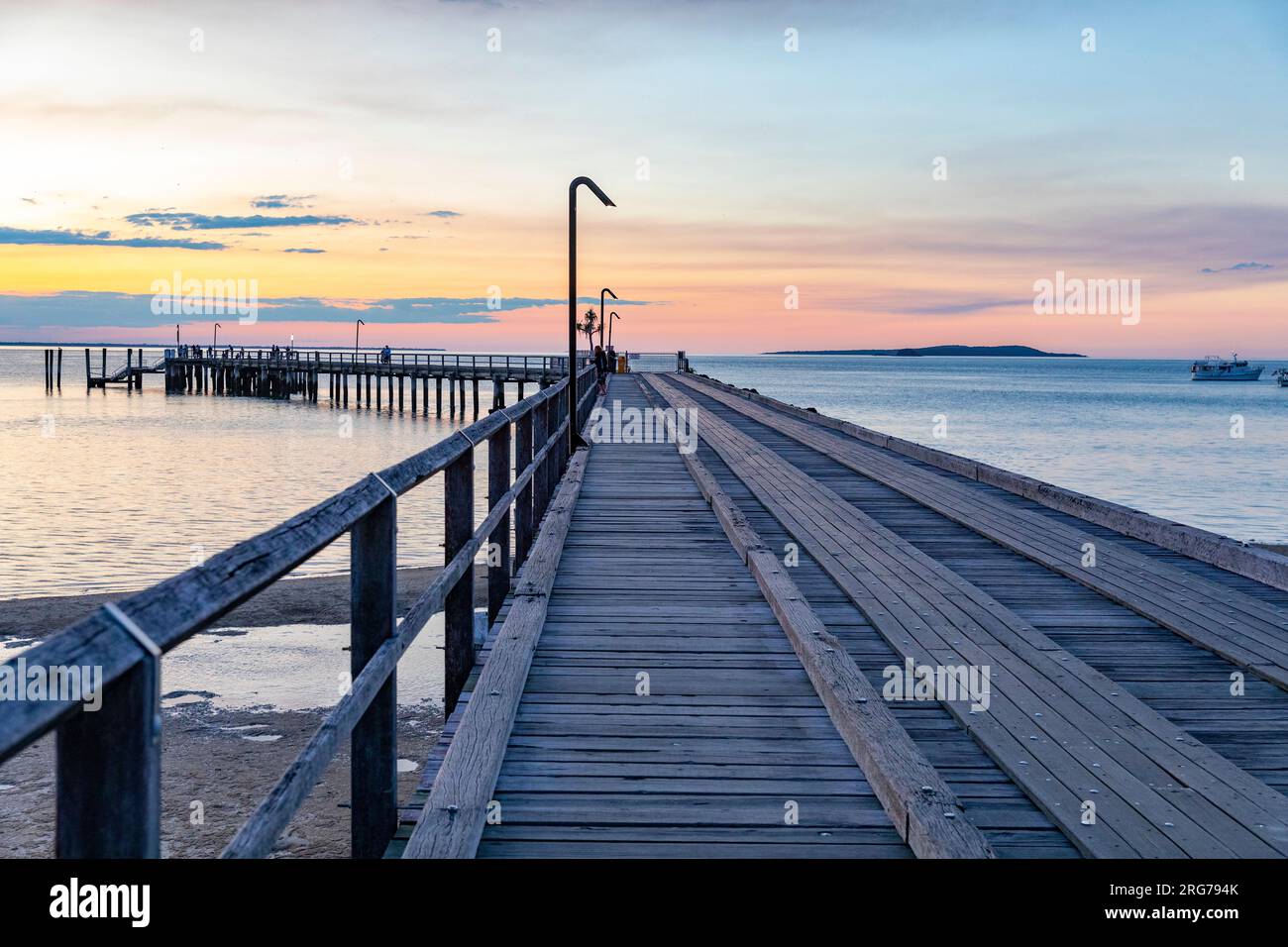 Sonnenuntergang auf Fraser Island K'gari über Kingfissher Bay und Jetty Wharf, Queensland, Australien Stockfoto