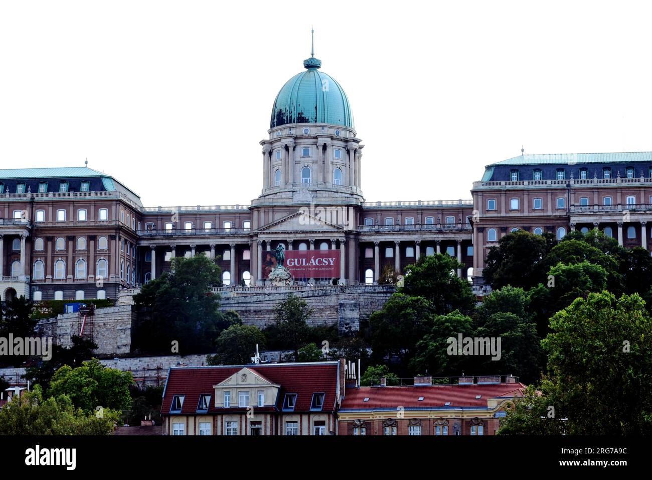 Die Nationalgalerie auf dem Burghügel in Budapest. Großes Plakat mit Werbung für die Malerausstellung Gulacsy Lajos. Historisches Gebäude im Barockstil Stockfoto