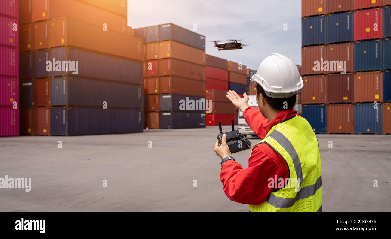 Inspektoren benutzen Drohnen, um die Sicherheit im Containerhof zu überprüfen, Frachtschiff für Logistik Import Export Stockfoto