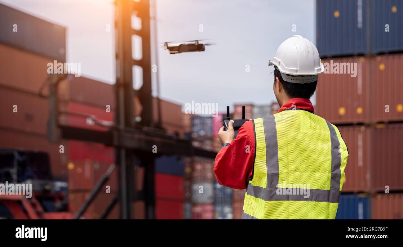 Inspektoren benutzen Drohnen, um die Sicherheit im Containerhof zu überprüfen, Frachtschiff für Logistik Import Export Stockfoto