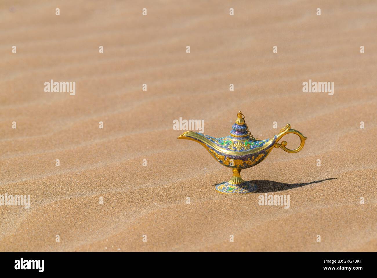 Aladdin-Lampe auf dem Sand in der Wüste Stockfoto