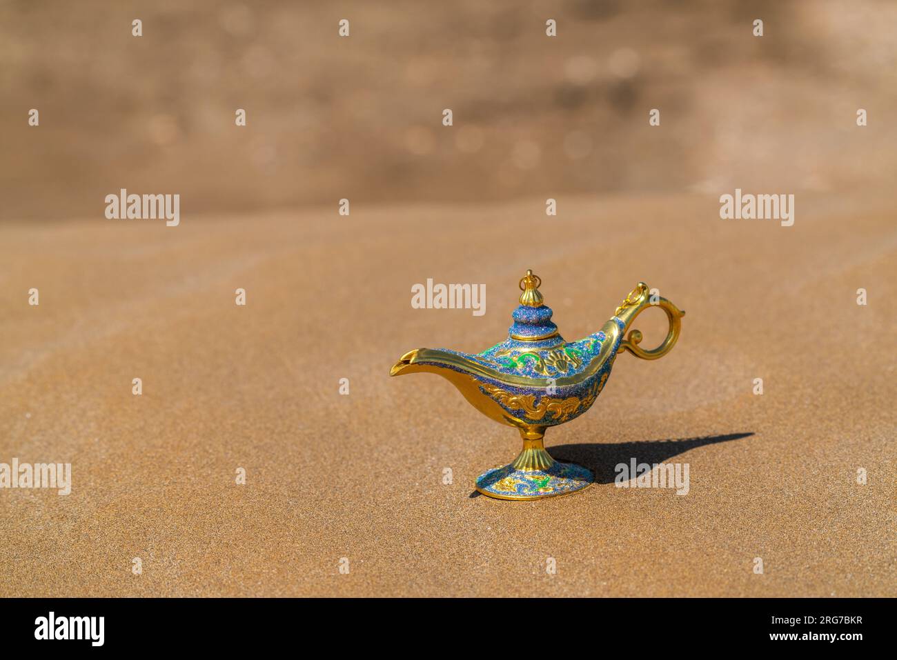 Aladdin-Lampe auf dem Sand in der Wüste Stockfoto