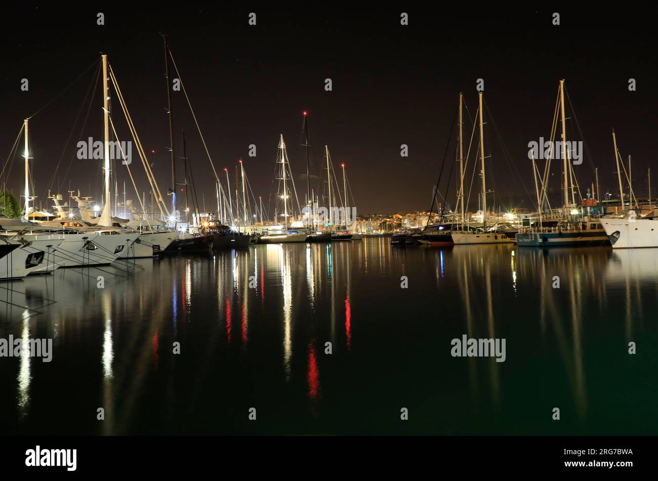 Palma, Spanien. 07. Aug. 2023. Boote, die an ungewöhnlich heißen Nächten im Hafen von Palma festgemacht haben. Kredit: Clara Margais/dpa/Alamy Live News Stockfoto