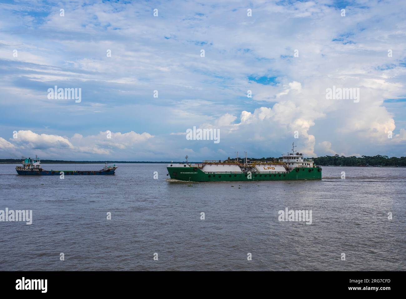 Flüssiggastanker M. T. Bashundhara LPG -1 auf dem Fluss Meghna. Chandpur, Bangladesch. Stockfoto