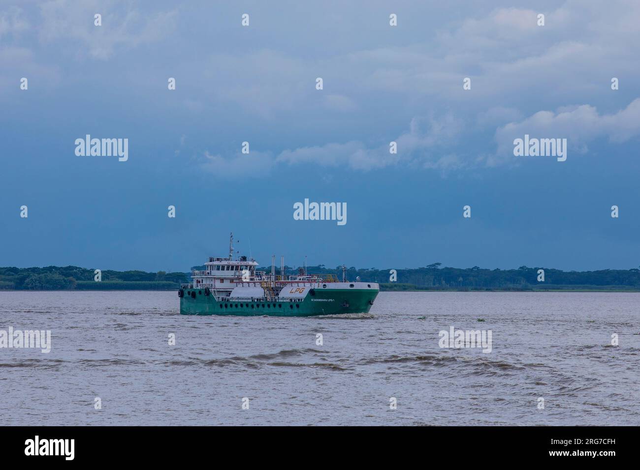 Flüssiggastanker M. T. Bashundhara LPG -1 auf dem Fluss Meghna. Chandpur, Bangladesch. Stockfoto