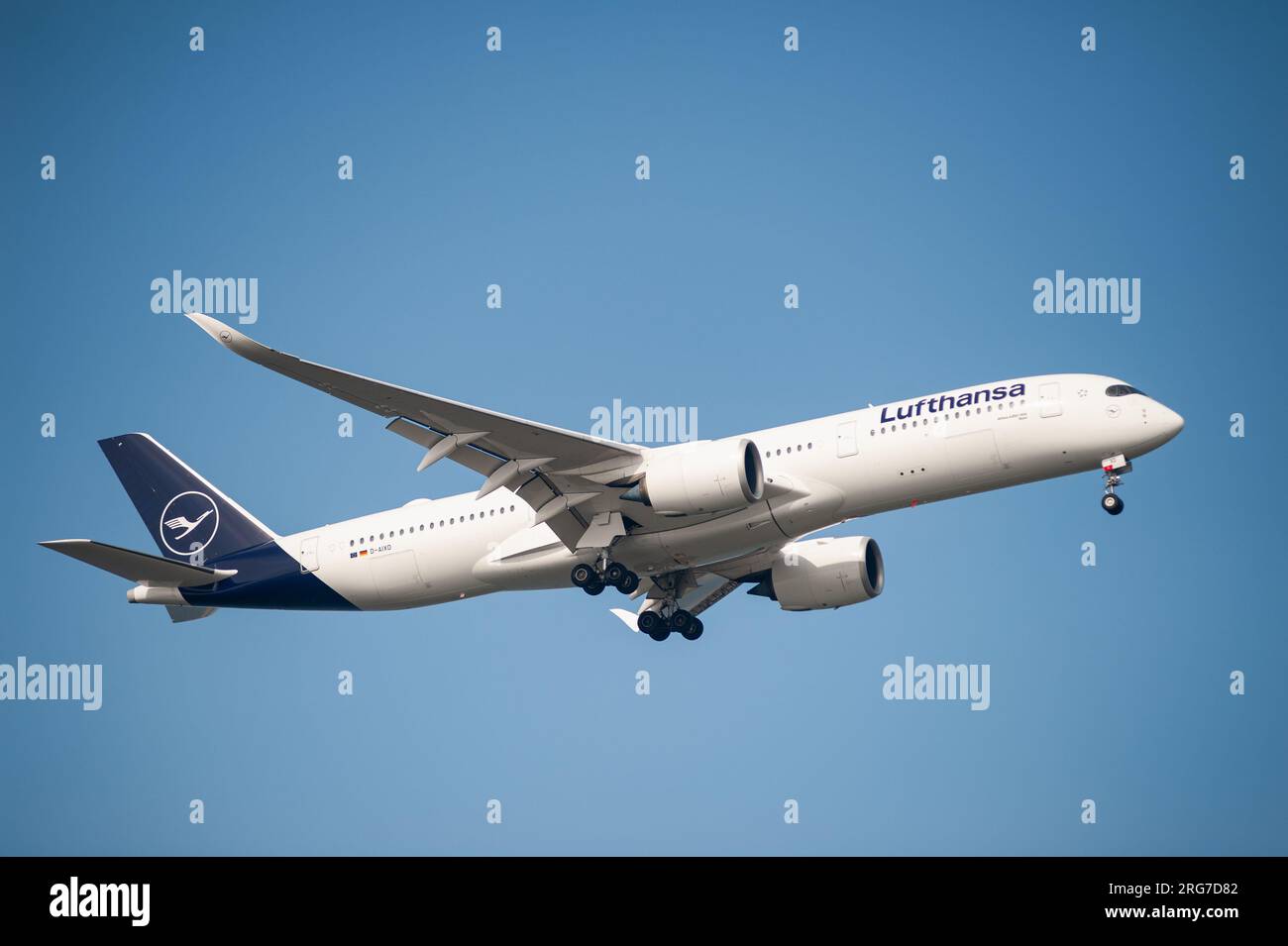 26.07.2023, Singapur, Republik Singapur, Asien - Lufthansa Airbus A350-900 Passagierflugzeug nähert sich Changi International Airport zur Landung. Stockfoto