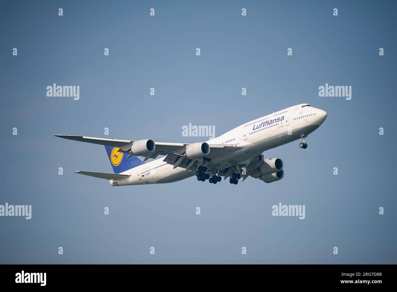02.08.2023, Singapur, Republik Singapur, Asien - Ein Passagierflugzeug der Lufthansa Boeing 747-8 Jumbo Jet nähert sich dem Flughafen Changi zur Landung. Stockfoto